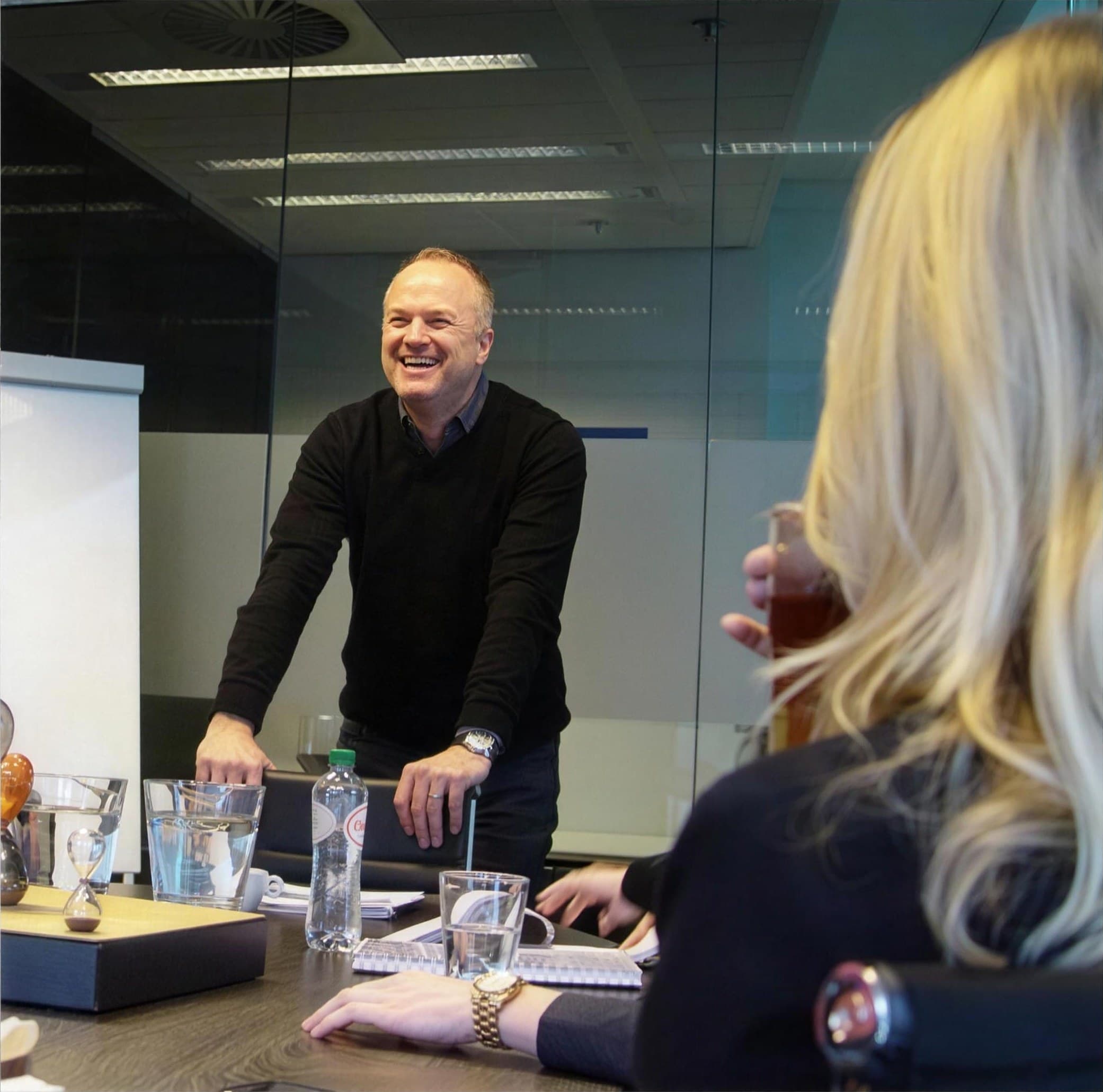 Victor Brands in gesprek met deelnemers tijdens een training